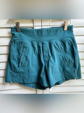 Athleta Trekkie North Mid Rise 3.5” Short in size 4